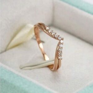Gold V-Shaped Diamond Ring Minimalist Elegance 721064